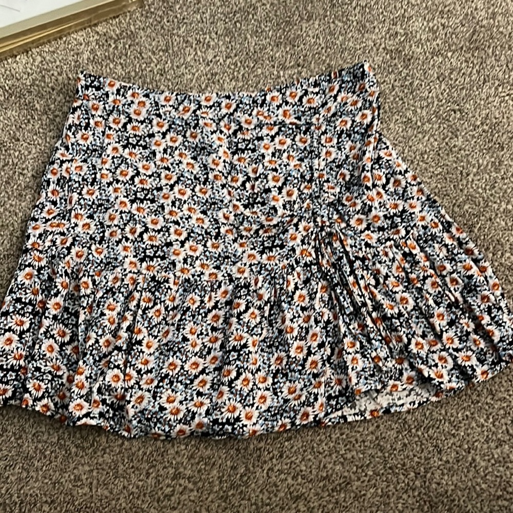 floral wild fable mini skirt, size M